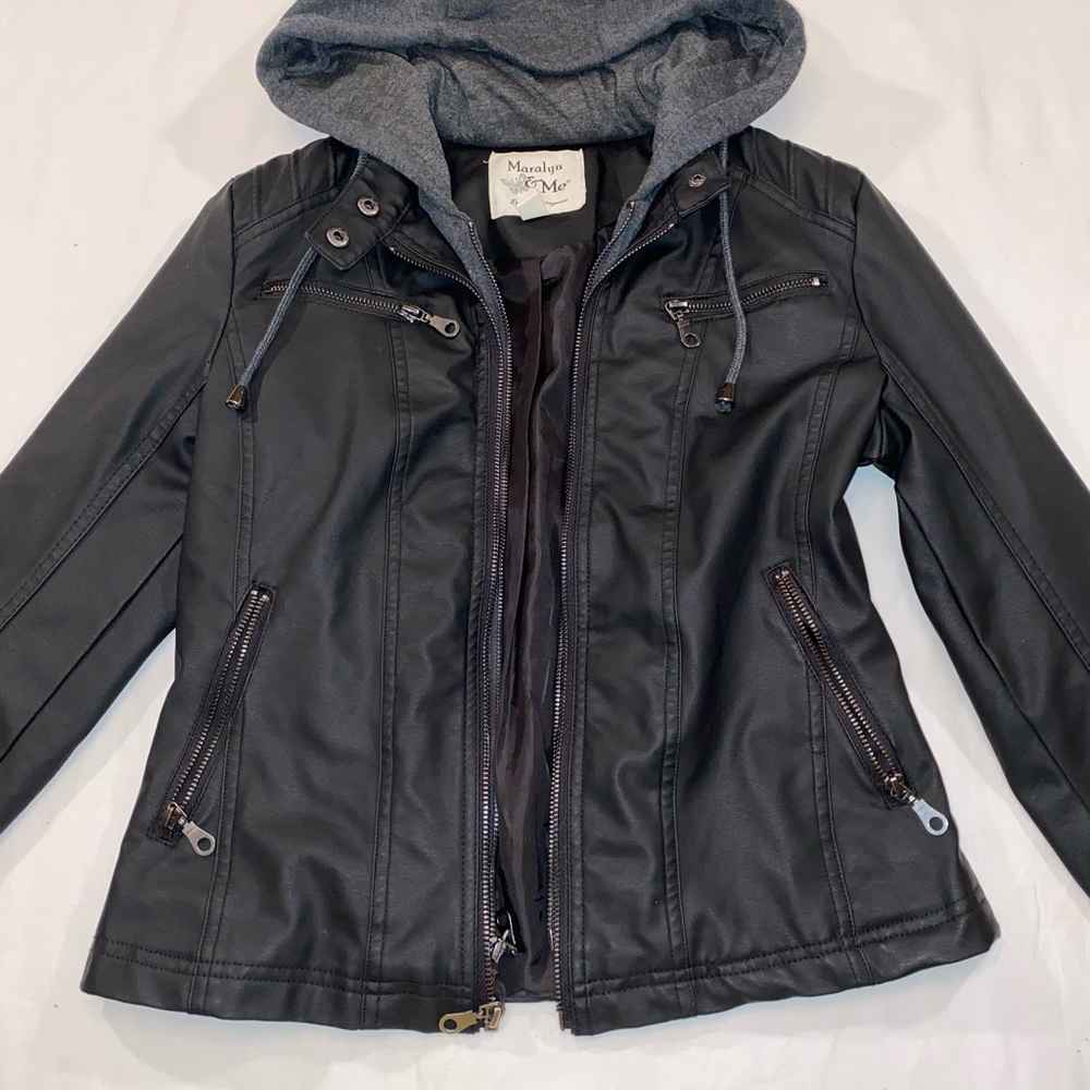 Ladies light jacket in black.